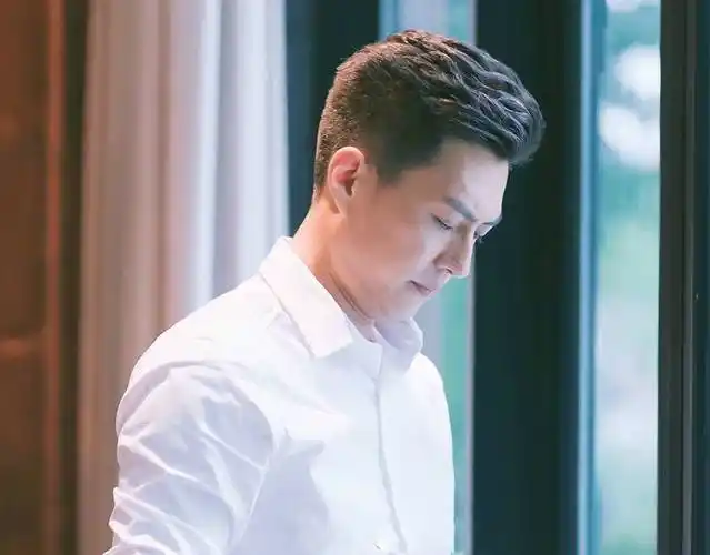 47岁靳东英国被偶遇,白头发啤酒肚又老又胖,网友:真成老干部了