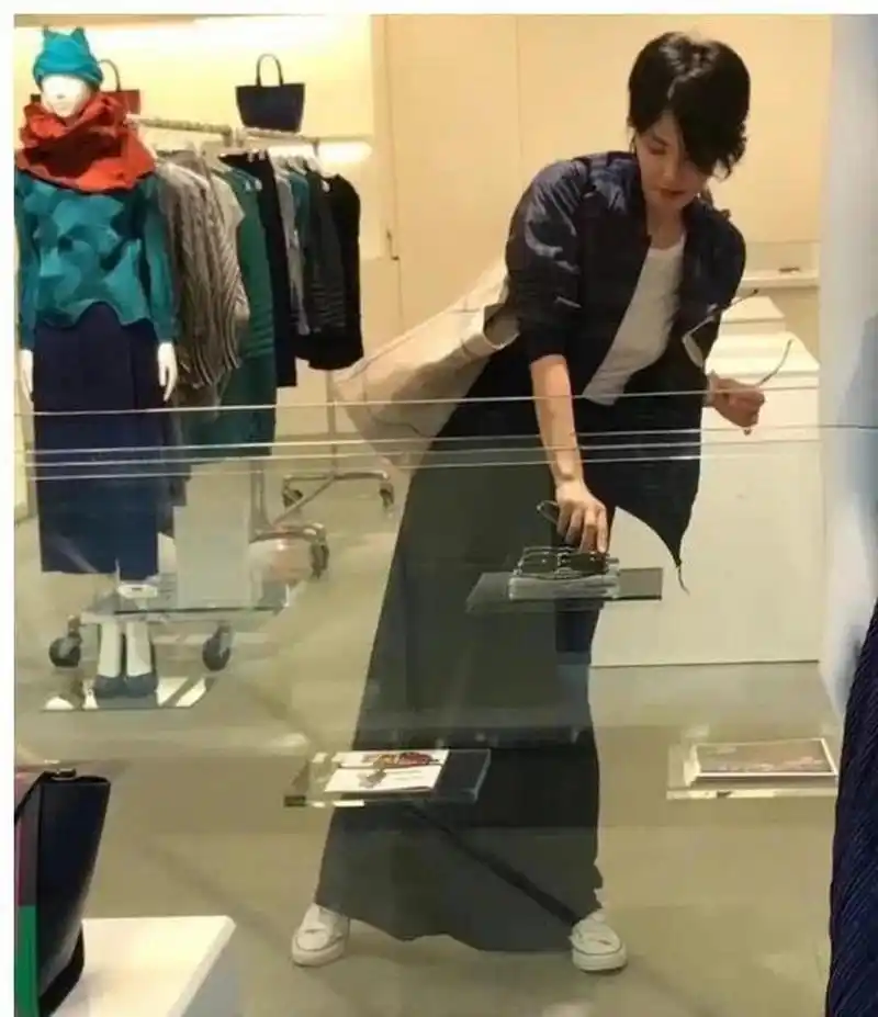 王菲一直都是再过随性的生活 在街头拍到的她一般都是素颜,并没拿么