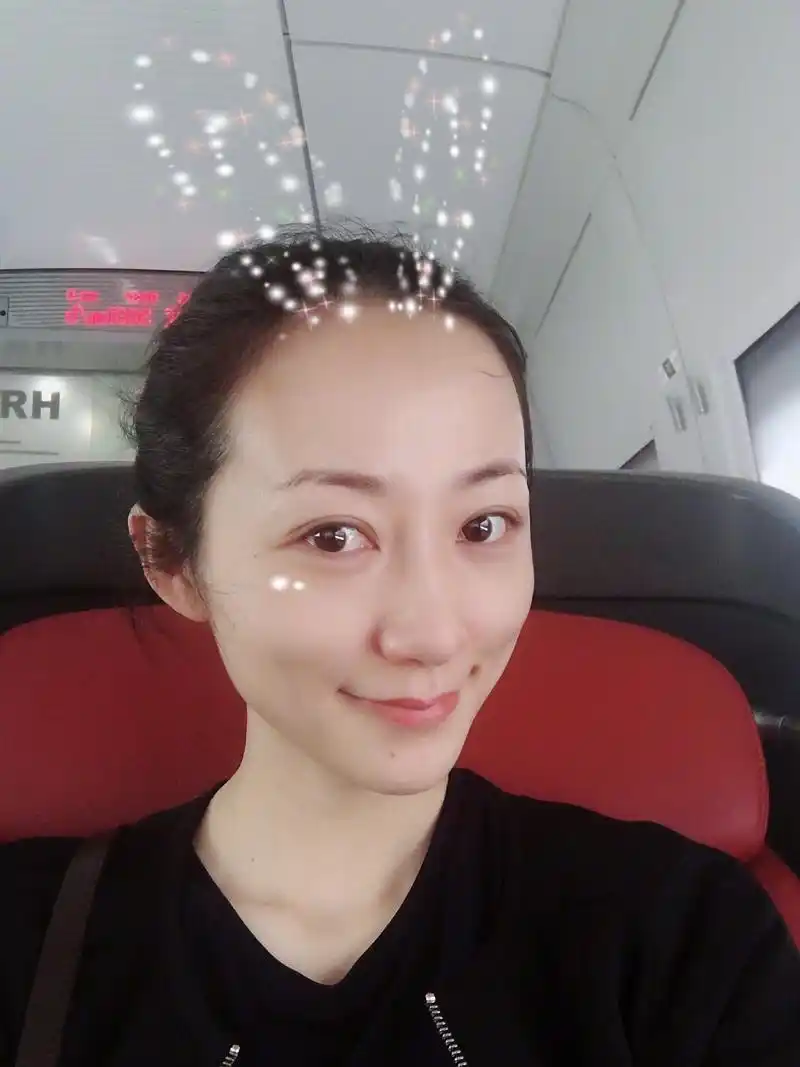 韩雪晒高铁自拍照 赴南京参加江苏发展大会