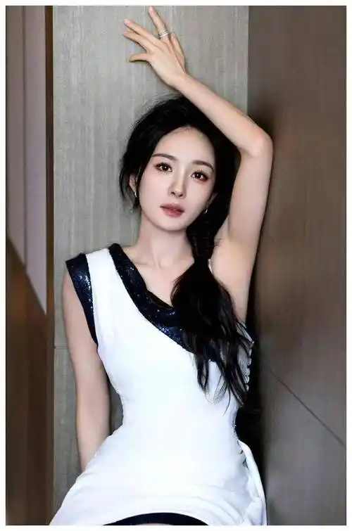 杨幂再掀高定风潮,抢先亮相《功夫熊猫4》首映现场,受瞩目!