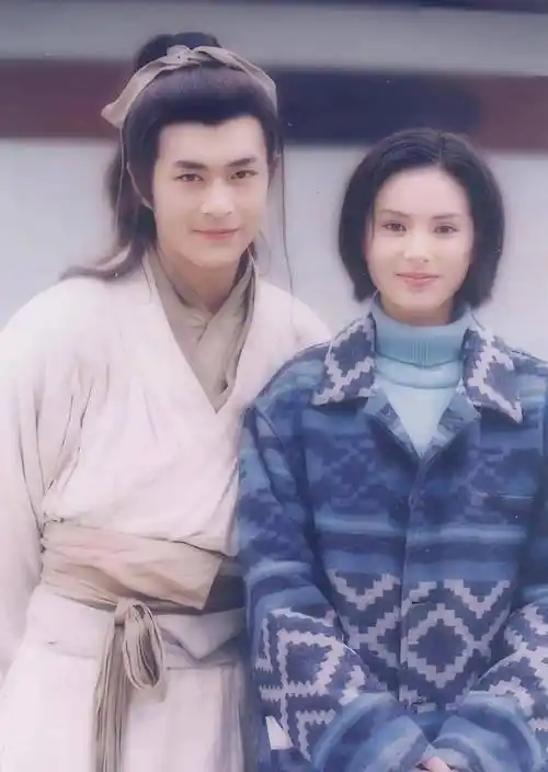 95版神雕侠侣重聚:古天乐李若彤晒合照!评论区令人笑疯了