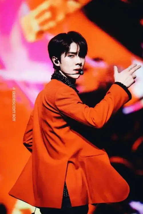 发一个吴世勋 酒红色西装 舞台混剪