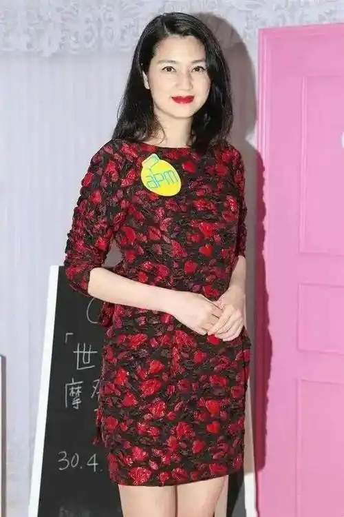 原创49岁洪欣真老了红裙配红唇遮不住老态委屈张丹峰了