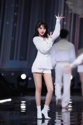 搜狐娱乐讯 (视觉中国/图)2021年4月9日,李菲儿一组《乘风破浪的姐姐2