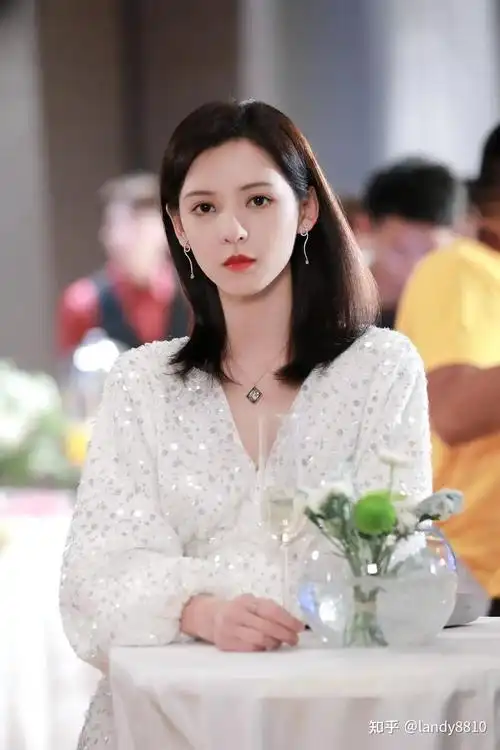 职场白领许倾悠(张予曦饰),常年在夜色降临时才踏上下班回家路.