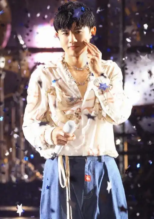 张杰首公开一家五口合照,跳俏迷妹式夸赞爸爸,父女手牵手好温馨