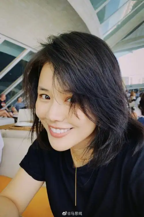 马思纯晒近照笑容灿烂 身穿黑色t恤披肩发干练清爽