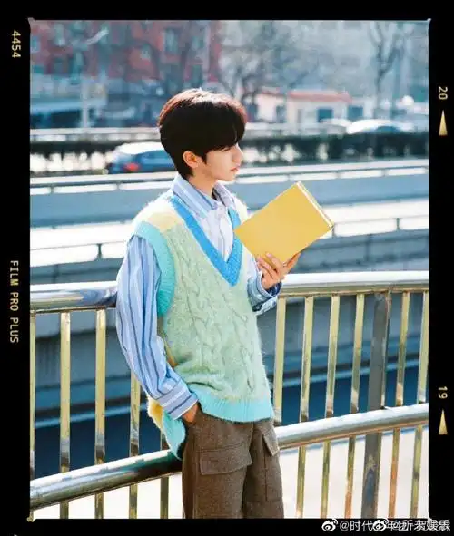 贺峻霖拍立得十九连拍##贺峻霖晒学院风拍立得