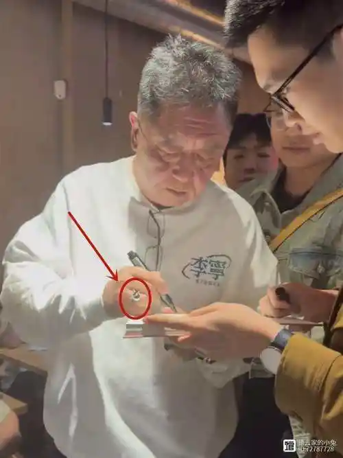 德云社演员西班牙聚餐,于谦给粉丝签名,宝石戒指被拍,网友:没什么值得