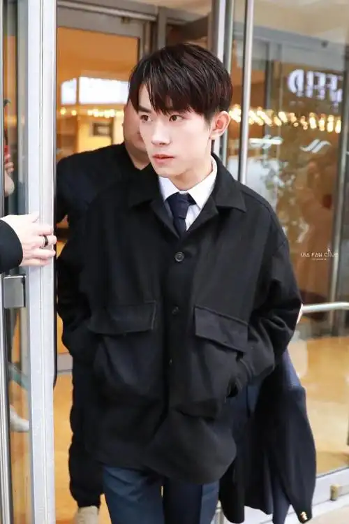 易烊千玺西装打领带穿皮鞋亮相联合国会议,粉丝:这谁顶得住啊!