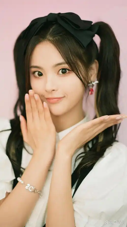就像图一的杨超越,粉色的衣服,粉色的发卡,微张的嘴唇,托腮的姿态