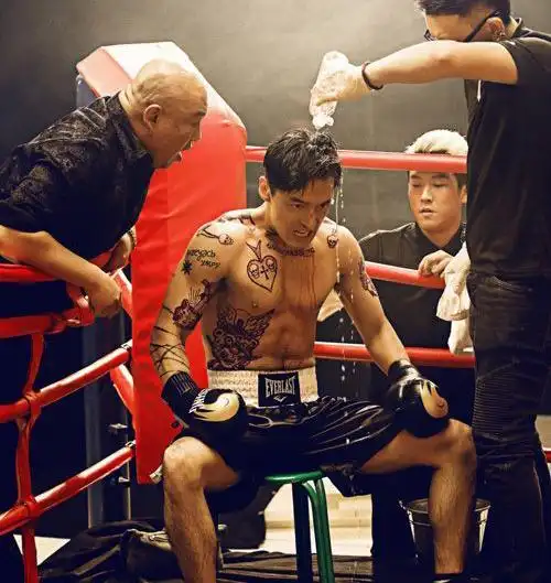 胡歌纹身引吐槽 胸肌饱满十分吸睛(组图)