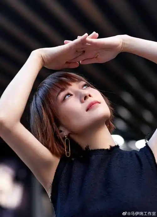 马伊琍秋日大片曝光 精致短发减龄手臂线条优越