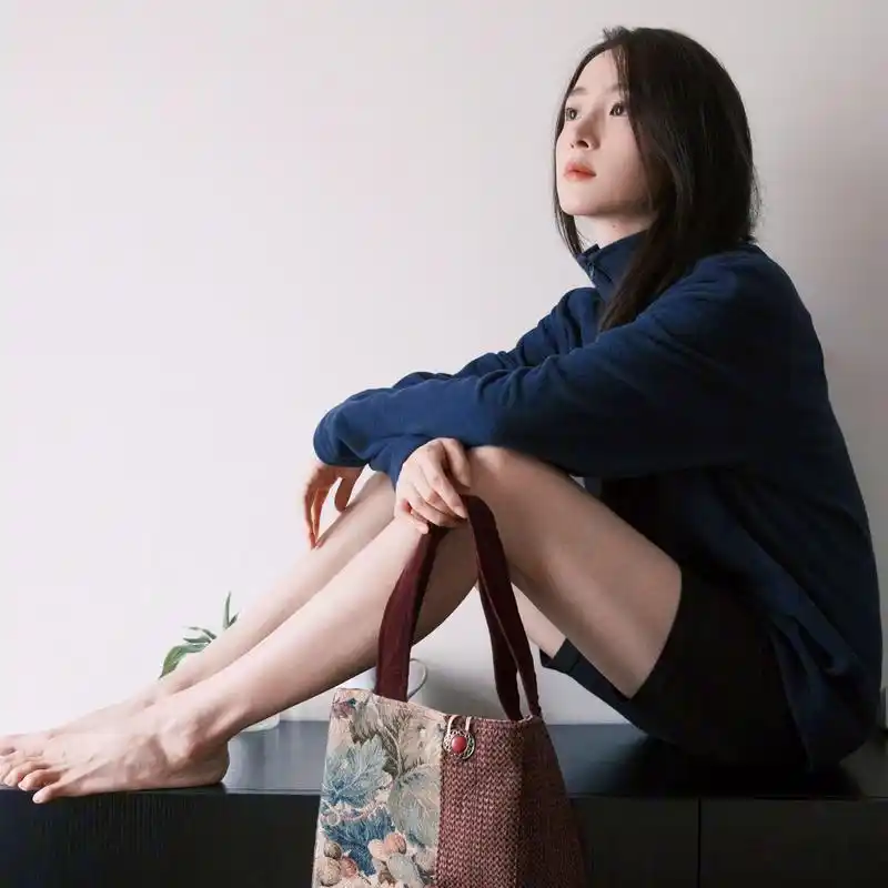 胡冰卿裸足新照!看脸就够了,千万别看脚 #九月动态激励计划