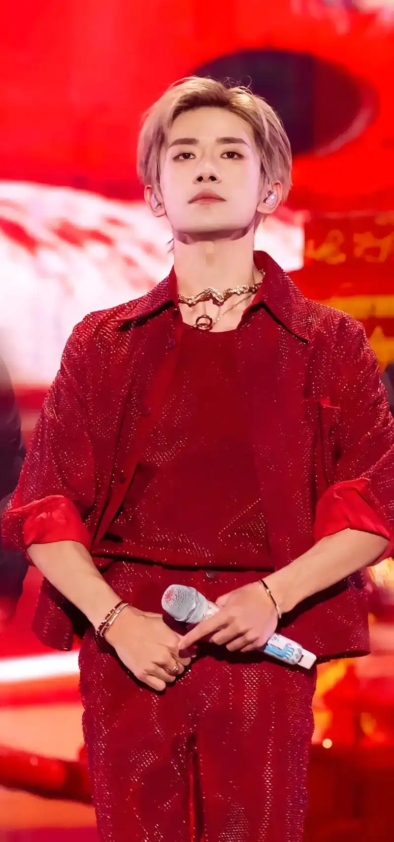 tfboys十周年.#易烊千玺大花轿 #舞台玺 #红衣 #不 - 抖音