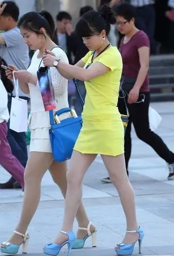 街拍的两个丝袜姐姐