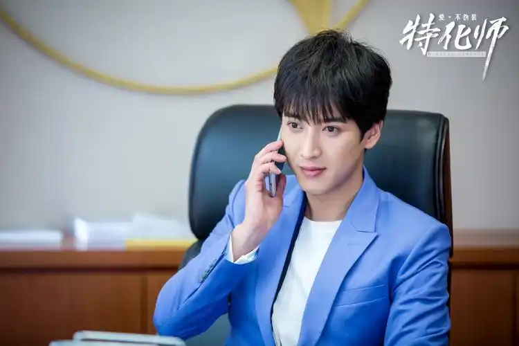 特化师曝海报应昊茗首部时装剧展多重魅力