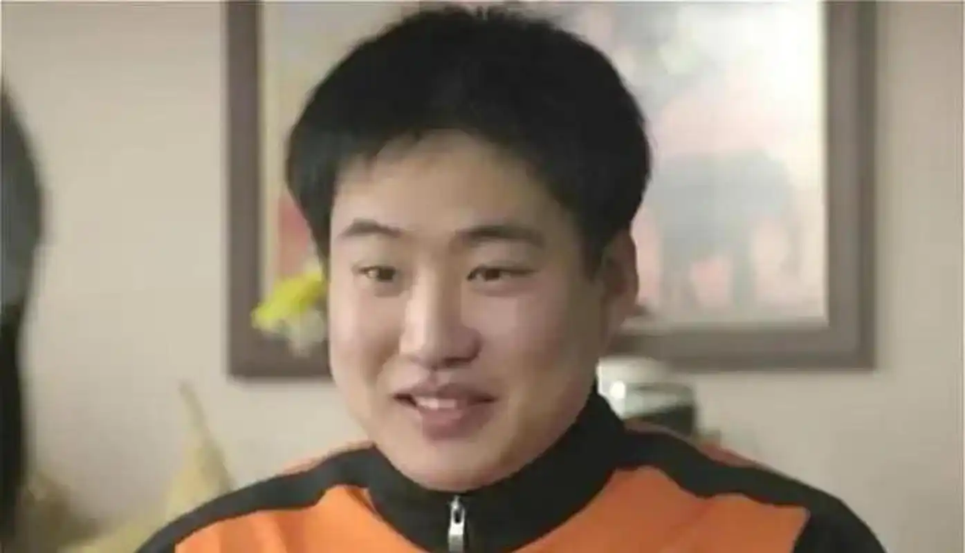 在《请回答1988》这部剧中,正峰是最不幸的也是最幸运的.