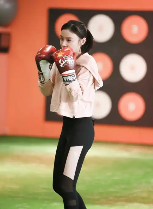 袁姗姗终于穿对了,穿粉色西装清纯甜美似少女,早该这样穿了