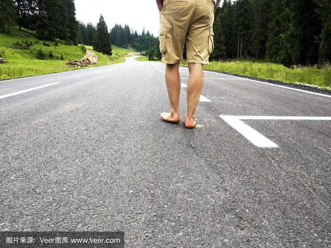 赤脚男人在路上