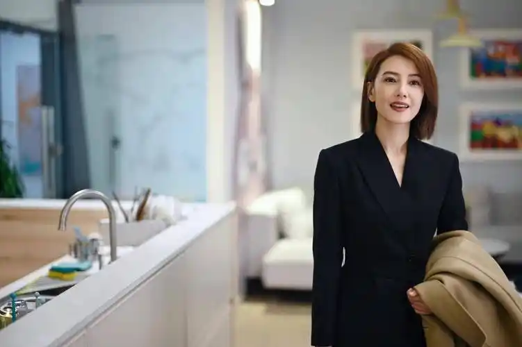 高圆圆新剧美颜在线,职场风优雅大方,单色系已经很高级了_时尚_西装