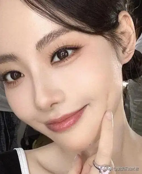 张嘉倪|清纯狐媚系美人,那双勾魂眼太美了_网易订阅