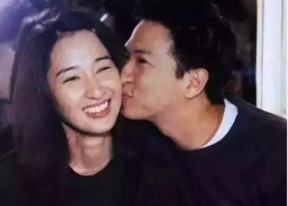 而相比刘青云与郭蔼明,张家辉与关咏荷的爱情更为坎坷.