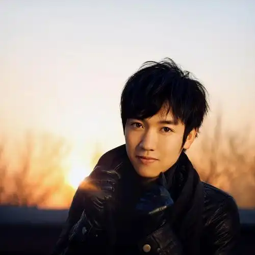 王野谈莉娜mv大秀甜蜜 全新ep预购启动