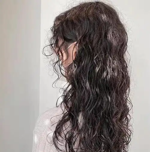 适合50~55岁女人的流行发型,端庄优雅时髦,减龄洋气又显气质_网易订阅