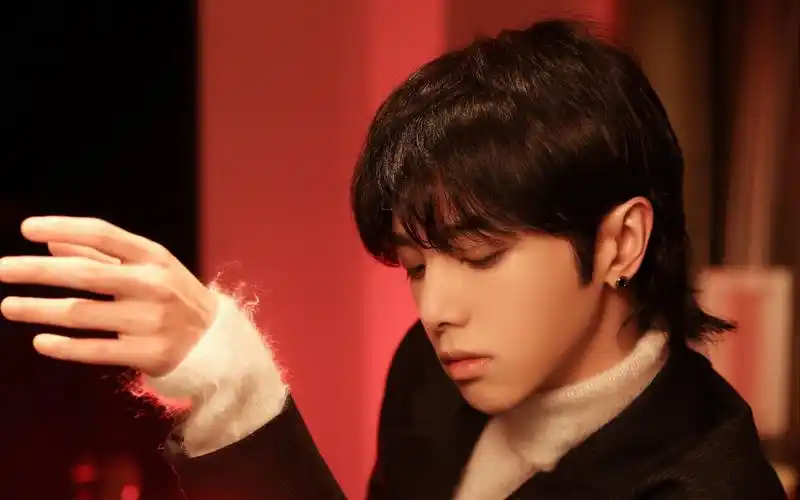 华晨宇210331时尚芭莎年度派对疯人院好想爱这个世界啊