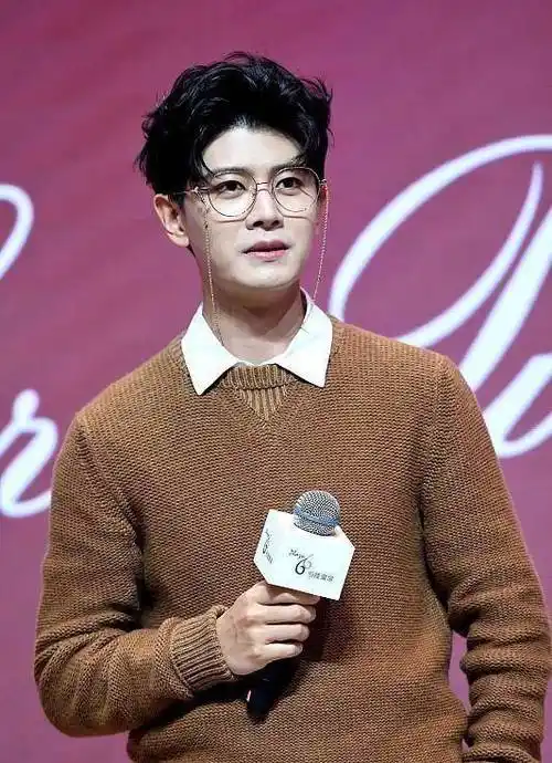 原创原创帅气奶爸任嘉伦戴眼镜显儒雅反穿毛衣挺有型魅力尽显