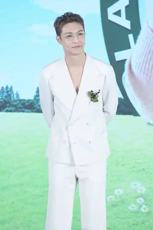 张艺兴白色西装绅士帅气 透露最新音乐话剧筹备情况