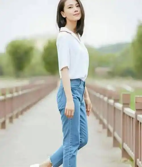 原创原创40岁高圆圆终于换风格穿樱桃衬衫配浅色牛仔走日系风美回20岁