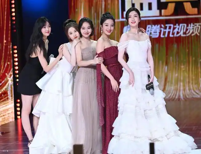 江疏影真是深谙合照秘诀,欢乐颂新五美站一块,就她又高又白最抢眼_造