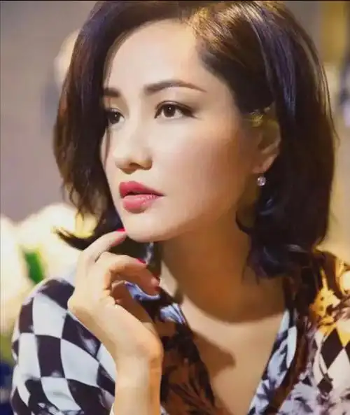 多才多艺的瞿颖不止是演员,还是歌手和模特,瞿颖早期不光颜值出众