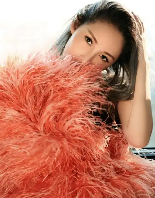 虽说如今自己的脸是毁了容,不过生活中萧亚轩依旧很重视自己的个人