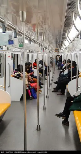 明亮地铁车厢