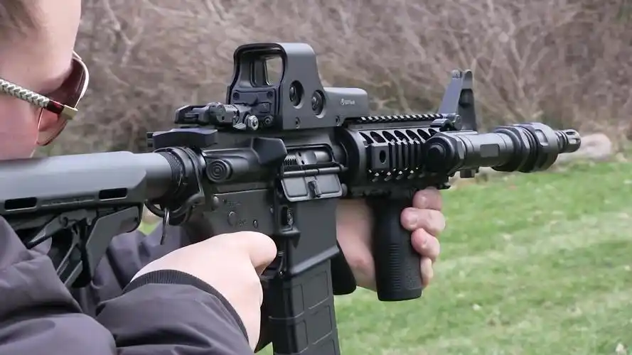 家喻户晓的ar15自动步枪,采用模块化设计 靶场射击测试_哔哩哔哩 (゜