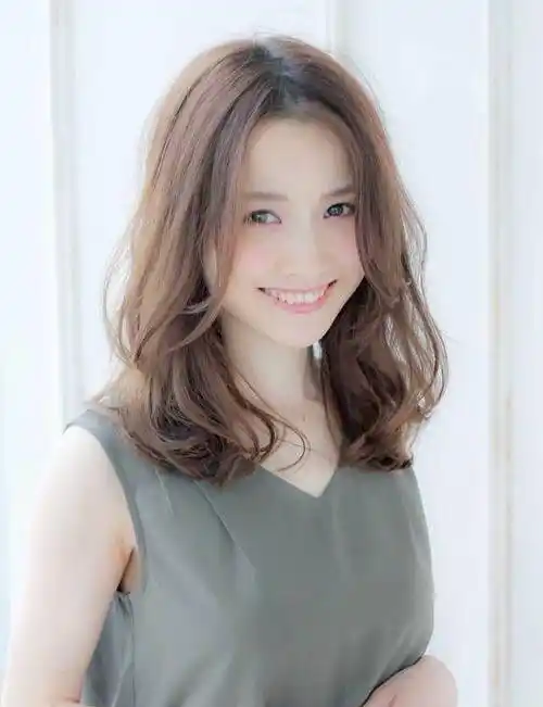 10款适合胖脸女生发型,时尚减龄又显脸小,好打理又显气质_脸型_圆脸