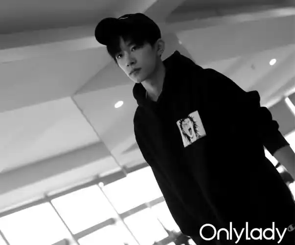 tfboys这就是街舞易烊千玺同款衣服男女学生黑色连帽卫衣潮
