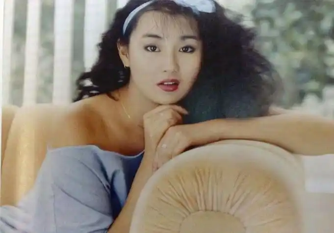 58岁张曼玉现状曝光:暴瘦独居贫民区,不婚不育,优雅地老去