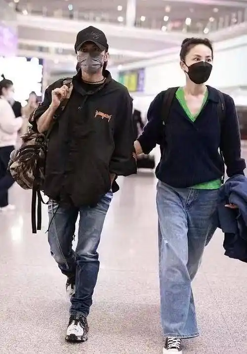 王菲牵谢霆锋走机场,扎马尾像高中生,小男友单手插兜扮酷_造型_风格