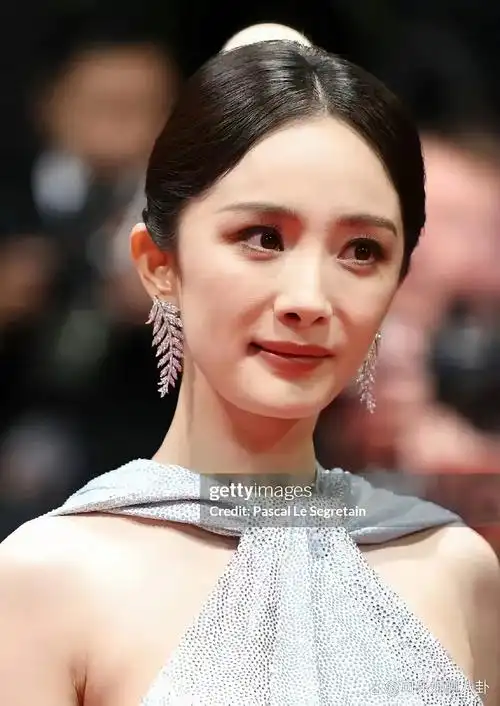 杨幂的生图很真实,脸上明显挂不住肉,松弛脸垮看来再大的品牌护肤品也