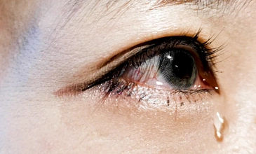 4k实拍女孩眼 i>妆 /i>流泪眼部特写