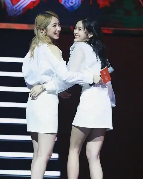 孟美岐吴宣仪同台比美一个大长腿一个萝卜腿对比太尴尬