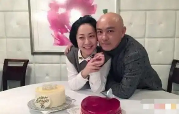 张卫健老婆近照曝光,网友:心疼张卫健,老婆43岁看着就像60岁