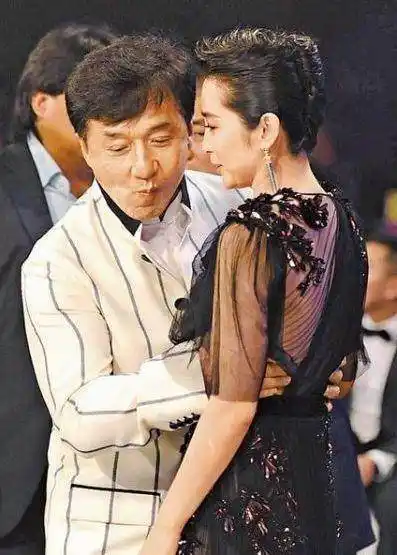 还有一年,成龙当着众人的面直接坐在李冰冰的大腿上,而李冰冰也只是以