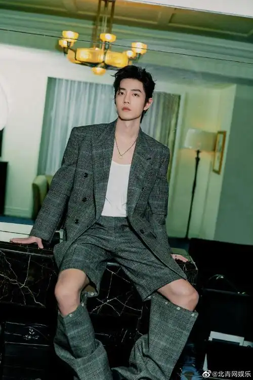 肖战大开口破洞裤