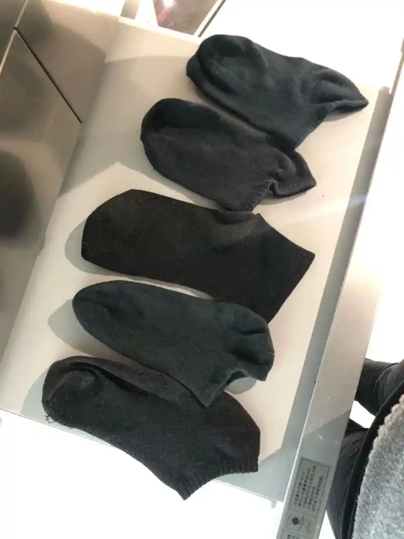 全是我老公的黑袜子,没有一对,五彩斑斓的黑 每次洗完帮他叠衣服,都是