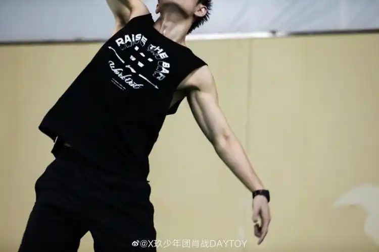 肖战晒羽毛球运动照,发带无袖背心,手臂线条,满满的少年气_腾讯新闻